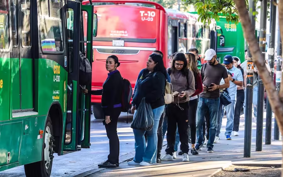 84% de los trabajadores en México aceptaría una oferta laboral ubicada lejos de su hogar